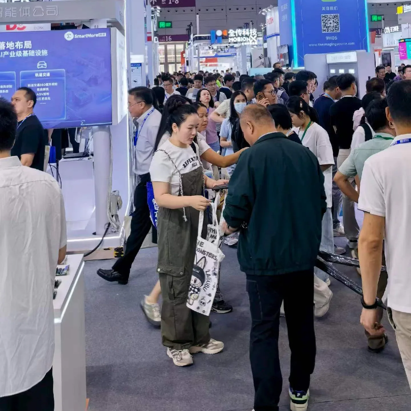 深圳机器视觉展现场，到访观众在锐华光学展位附近驻足交流